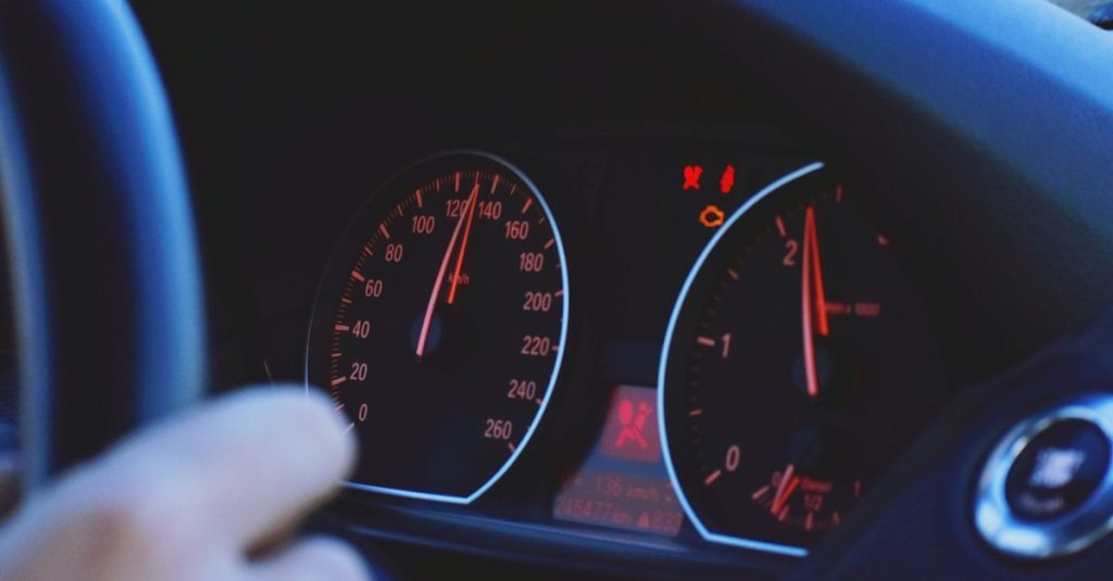 ניטור נהג עייף ברכב ומצלמות פנים: מה החוק אומר